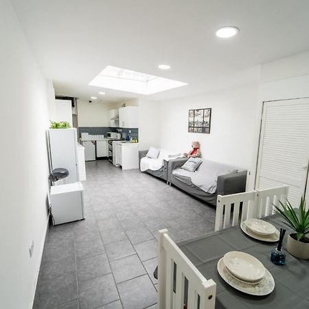 Stay Sa Equipped Studios Next To Uob And Qe! Birmingham Buitenkant foto