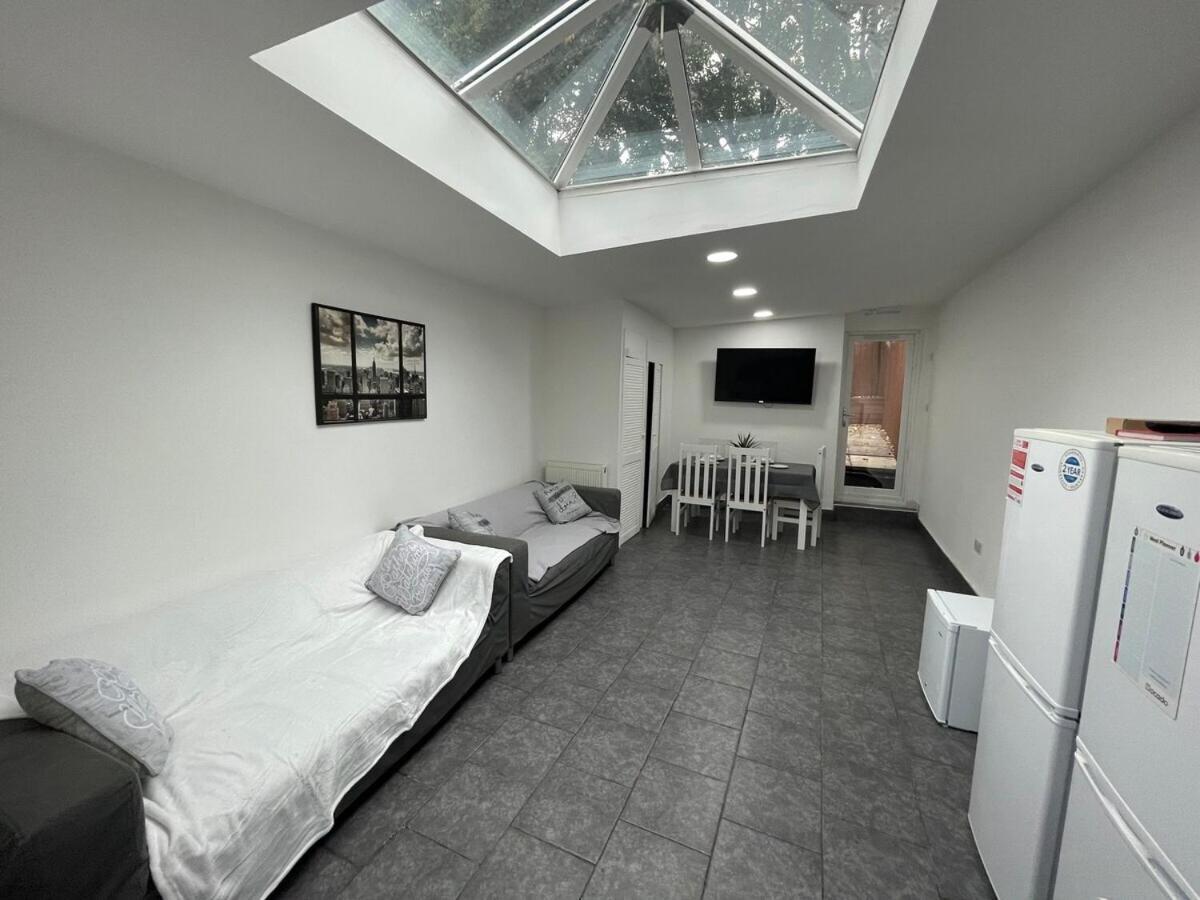 Stay Sa Equipped Studios Next To Uob And Qe! Birmingham Buitenkant foto